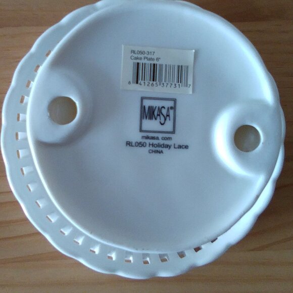 Mikasa 'Holiday Lace' Christmas Porcelain Cake Plate With Delicate Holly Design - Picture 4 of 11